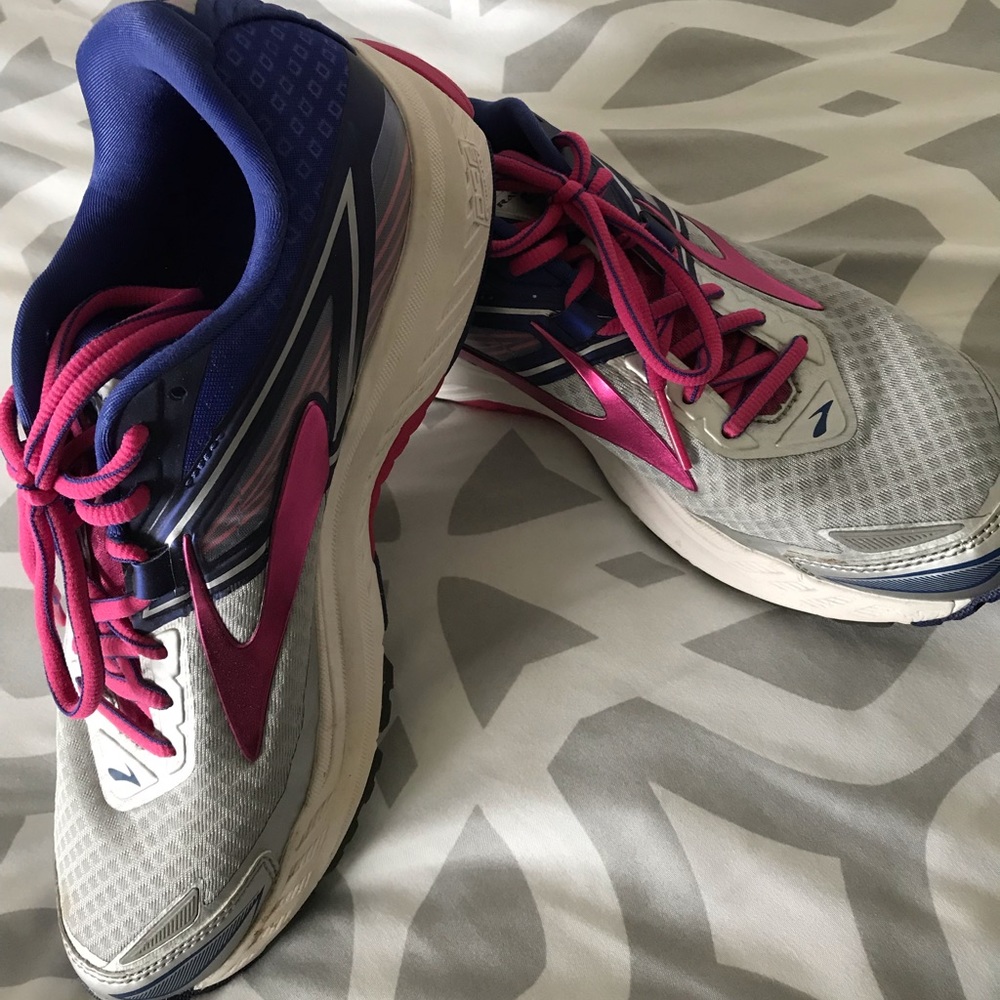 Brooks Ravenna 8 sneakers size 9.5